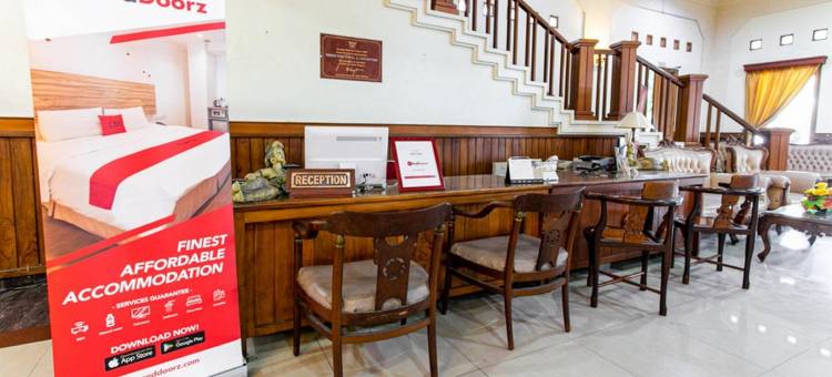 红多兹Plus酒店-近阿伦阿伦卡兰甘亚尔(RedDoorz Plus Near Alun Alun Karanganyar)图片