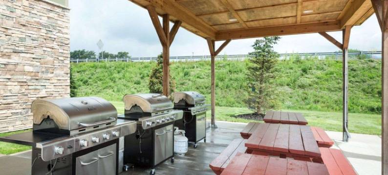 郊区开间特里亚德尔菲亚 - 惠灵在高地(Suburban Studios Triadelphia - Wheeling at the Highlands)图片