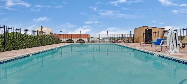 圣罗莎戴斯套房酒店(Days Inn & Suites by Wyndham Santa Rosa)图片