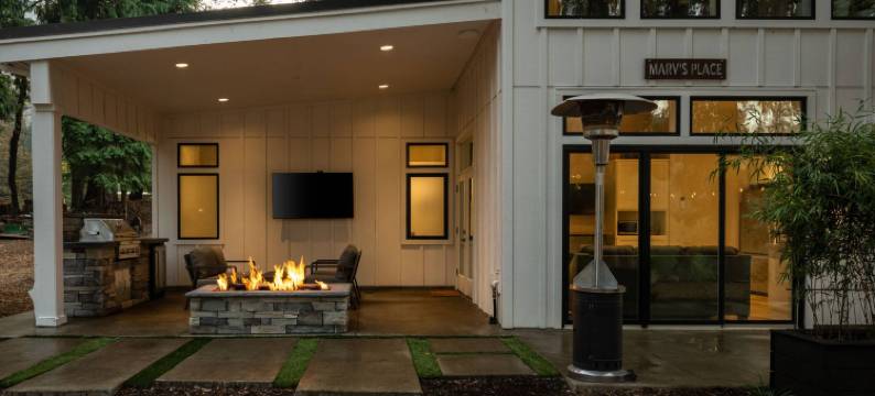 Enormous Covered Patio with Fire Table and Views - Stunning Retreat图片