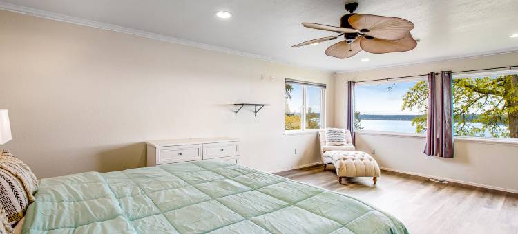 Soundfront home with WiFi, washer/dryer, central AC, and enclosed yard图片