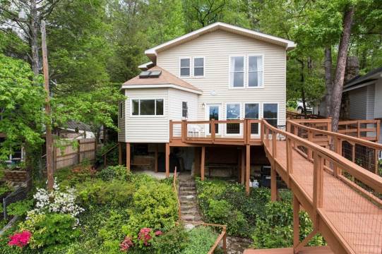 Breathtaking Mountain Views and Cozy Retreat - Charming Lakefront Haven