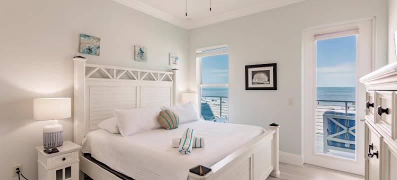 Breathtaking Ocean Views and Spacious Deck - Exquisite Beachfront Retreat图片