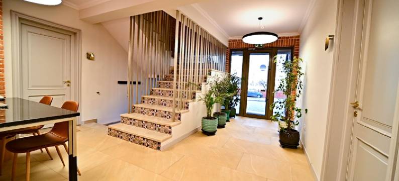 First Apartments图片