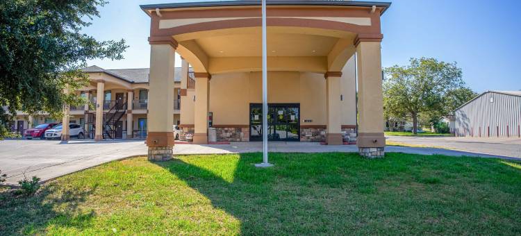 OYO 近沙纳 TX 的莫尔顿旅馆及套房(Moulton Inn &  Suites by OYO Near Shiner TX)图片