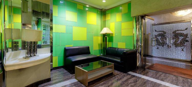 红多兹Plus酒店-近新邦提加特里塔亚萨芝勒贡(RedDoorz Plus Near Simpang Tiga Tritayasa Cilegon)图片