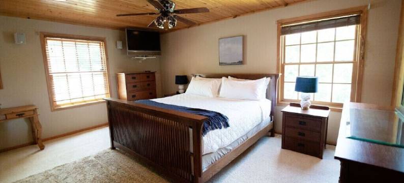 路易莎湖畔5卧室度假屋: 桑拿, 纱网门廊, 露台, 壁炉(5Br Lakefront Home on Lake Louisa: Sauna, Screen Porch, Patio, Fireplace)图片