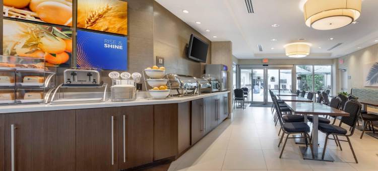 迈阿密机场北舒适套房酒店(Comfort Suites Miami Airport North)图片