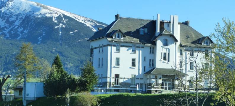 Chalet with garden in the Pyrenees图片