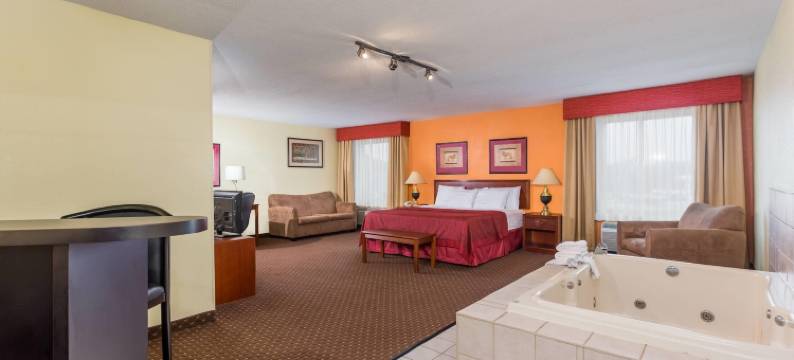 布卢明顿/诺玛温德姆戴斯套房酒店(Days Inn & Suites by Wyndham Bloomington/Normal IL)图片