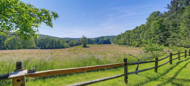 宁静的家：2个露台距离Blue Ridge Pkwy 3英里(Serene Home 2 Decks, 3 Mi to Blue Ridge Pkwy)图片