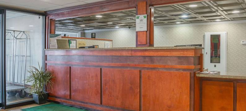 品质酒店及套房底特律大都会机场(Quality Inn & Suites Detroit Metro Airport)图片