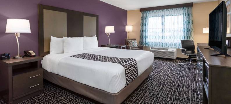 威奇托机场拉昆塔温德姆套房酒店(La Quinta Inn & Suites by Wyndham Wichita Airport)图片