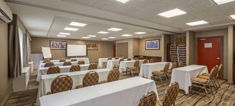 伯灵顿贝斯特韦斯特优质套房酒店(Best Western Plus Burlington Inn  Suites)图片