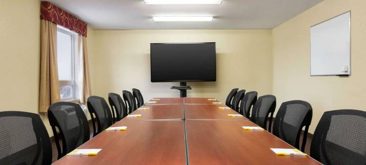 汤普森戴斯套房酒店(Days Inn & Suites by Wyndham Thompson)图片