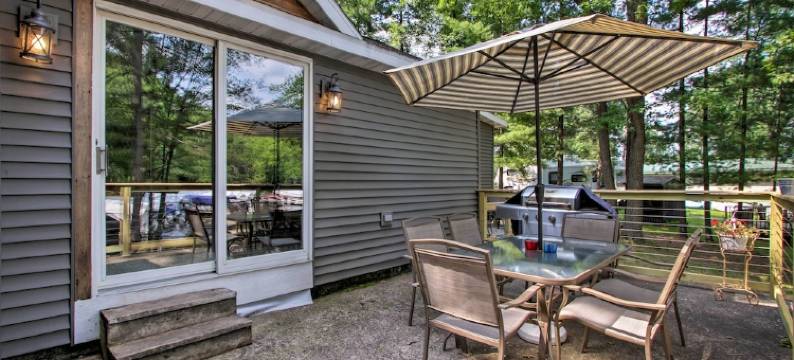 Holcombe湖畔小屋：钓鱼和雪地摩托(Holcombe Lakefront Cottage Fishing and Snowmobiling)图片