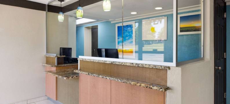 温德姆戴斯酒店及套房-印第安纳波利斯机场东(Days Inn & Suites by Wyndham Indianapolis Airport East)图片