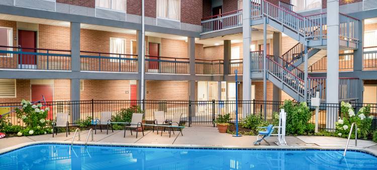 红屋顶酒店-奥本希尔斯(HomeTowne Studios Auburn Hills)图片