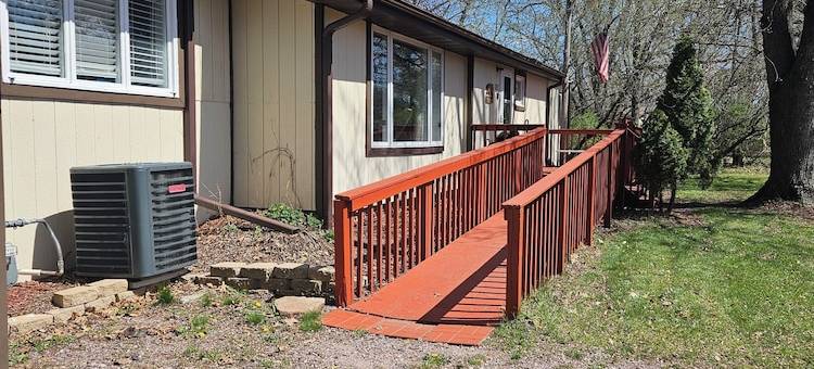 3 BdrHomew/HotTub+FREE Firewood,sleeps10inMauston,closeto WI Dells/Attractions图片