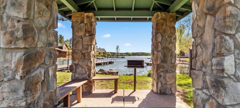 Rainbow Lake Home in Gated Community with Boats,  Hot Tub, Tesla EV and Lake ACC图片