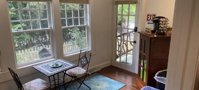 CLOSE TO DOWNTOWN- The Peacock Retreat- Dogs Stay Free图片