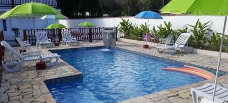 塔尼膳宿公寓，带空调和泳池，马尔塞尔(ESTÚDIO EM Maresias Com AR Condicionado E Piscina)图片