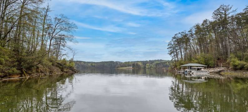 Charming Waterfront Home with Private Dock - Spacious Mountain Retreat图片