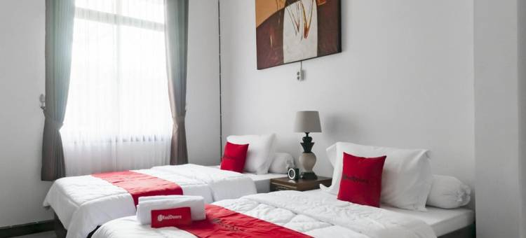 红多兹伊斯兰Plus酒店-近希布布尔特朗斯公寓(RedDoorz Syariah Plus Near Trans Studio Cibubur)图片