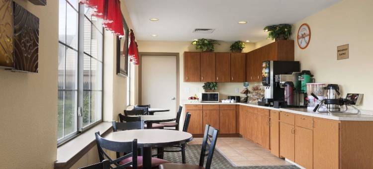 大草原城温德姆豪生酒店-近孤星公园(Howard Johnson by Wyndham Grand Prairie Near Lone Star Park)图片