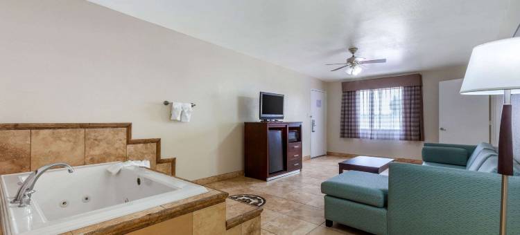 迈措沃市中心凯艺套房酒店(Quality Inn & Suites Near Downtown Mesa)图片