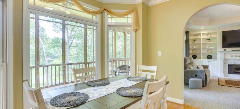 阳光克萨河度假屋，带船坞及滑槽！(Sunny Coosa River Hideaway w/ Boat Dock & Slip!)图片