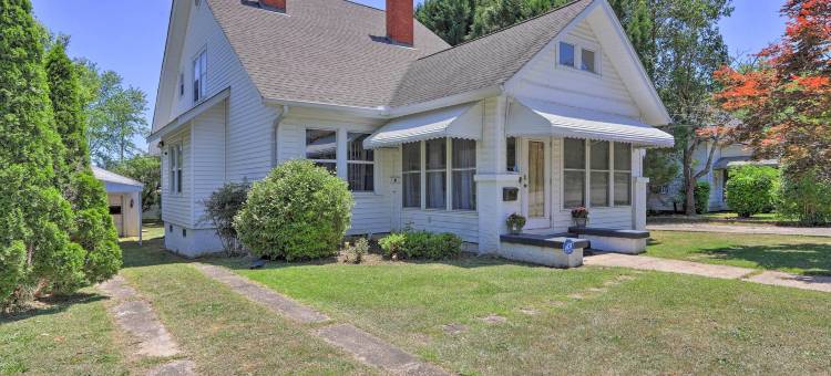 宽敞的兰内特避难所，配有阳光房+大甲板(Spacious Lanett Haven w/ Sunroom + Large Deck)图片