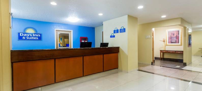 布卢明顿/诺玛温德姆戴斯套房酒店(Days Inn & Suites by Wyndham Bloomington/Normal IL)图片