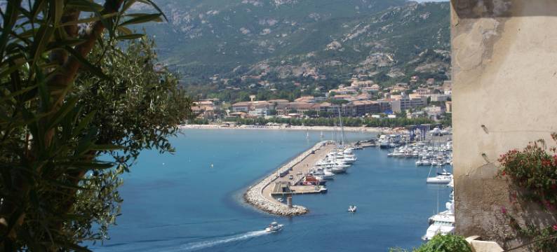 Riverside Home in Folelli图片