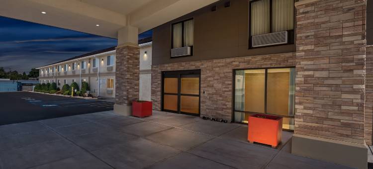 马隆红顶Plus套房酒店(Red Roof Plus+ & Suites Malone)图片