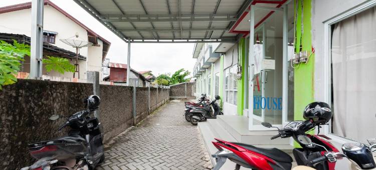 瑞德多兹酒店 - 近班贾尔马辛佳兰艾哈迈德沙亚尼(Urbanview Hotel Ava Banjarmasin by RedDoorz)图片