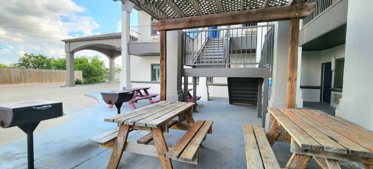 冈萨雷斯温德姆戴斯套房酒店(Days Inn & Suites by Wyndham Gonzales TX)图片