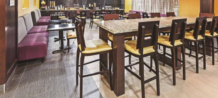 乔丹顿普莱森顿拉昆塔温德姆套房酒店(La Quinta Inn & Suites by Wyndham Jourdanton - Pleasanton)图片