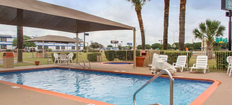 凯艺套房酒店-35号州际公路/近AT&T中心(Quality Inn & Suites I-35 Near Frost Bank Center)图片
