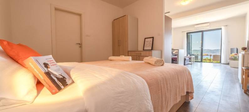 Apartmani D & J with Heated Pool & Stunning Sea View图片