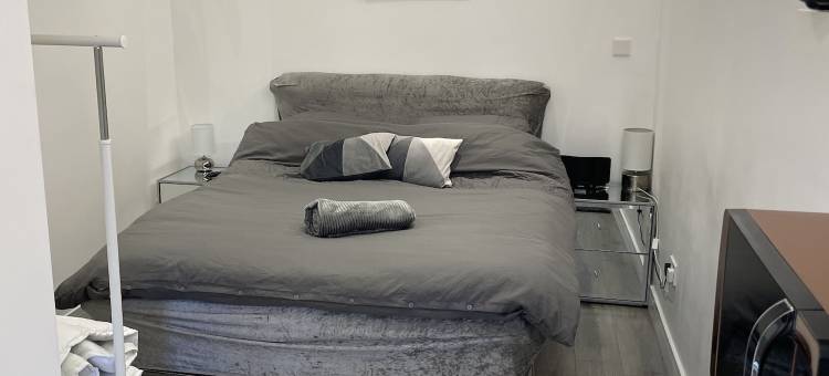 伦敦乌克斯桥美丽的一卧室工作室(1 Bed Studio - Sleeps 2 - Smoking - Parking - Wifi)图片