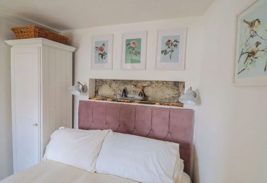 Cleve Cottage Hotel Overview