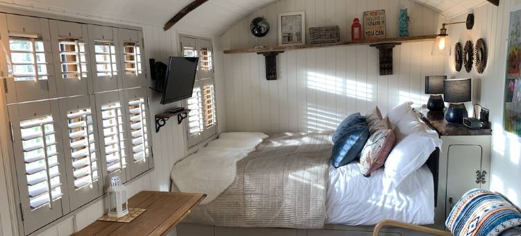 Luxury heated shepherd's hut in field location.图片