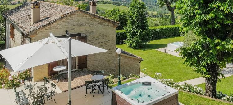 Scenic villa with heated pool图片
