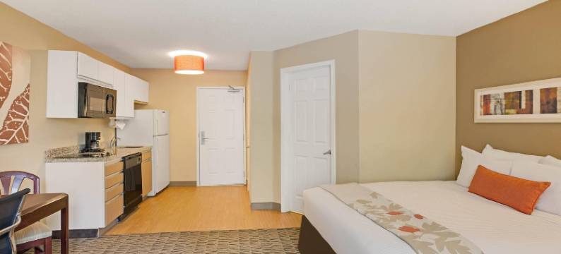 底特律奥本希尔斯美茵斯坦套房酒店(MainStay Suites Detroit Auburn Hills)图片