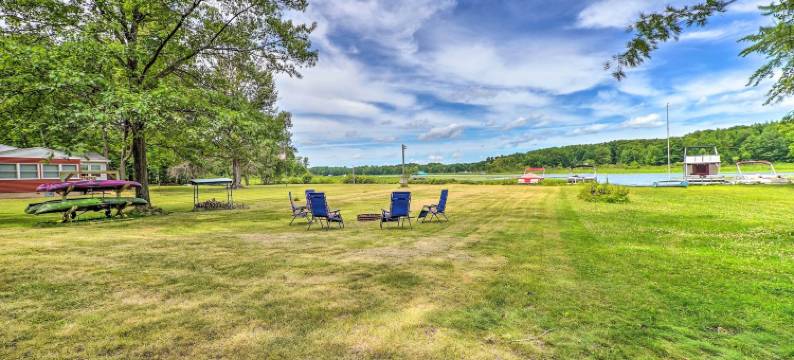 塔布斯湖小屋，带火坑，靠近滑雪场！(Cottage on Tubbs Lake w/ Fire Pit Near Skiing!)图片