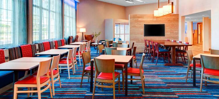 科德角海恩尼斯万枫酒店及套房(Fairfield Inn & Suites Cape Cod Hyannis)图片