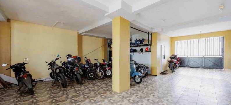 红多兹酒店-近梭罗阿迪苏西普托街(RedDoorz Near Jalan Adi Sucipto Solo)图片