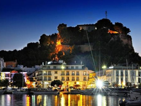 洛拉诺斯露营&平房酒店