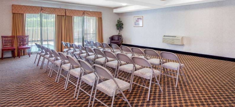 皮科里韦拉豪生套房酒店(Howard Johnson Hotel & Suites by Wyndham Pico Rivera)图片